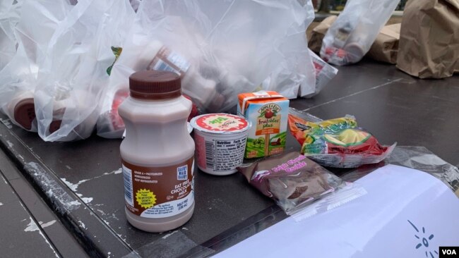 Escuelas publicas en EE.UU. sirven tres porciones de comida para estudiantes.