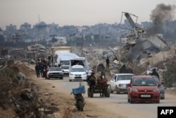 Pengungsi Palestina melintasi koridor Netzarim saat mereka menuju wilayah utara Jalur Gaza pada 9 Februari 2025. (Foto: AFP)