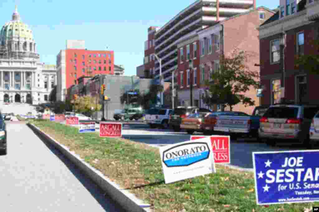 宾州首府哈里斯堡一个投票站前