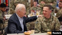 Predsjednik Joe Biden u posjeti sa pripadnicima 82. vazdušno-desantne divizije u G2A Areni, petak, 25. marta 2022. godine, u Jasionki, Poljska. (AP Photo/Evan Vucci)