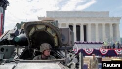 Suasana persiapan menjelang perayaan Hari Kemerdekaan AS di sekitar Lincoln Memorial, Washington D.C., 3 Juli 2019.