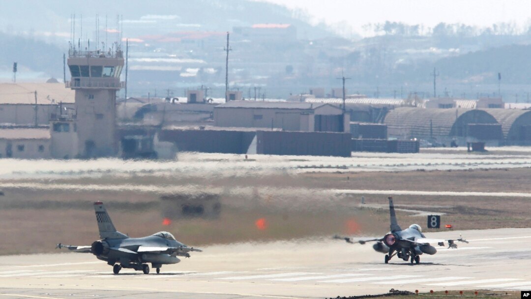 지난 2013년 4월 미-한 연합 군사훈련에 참가한 미 공군 소속 F-16 전투기들이 한국 오산 공군기지에서 이륙 준비를 하고 있다. (자료사진)