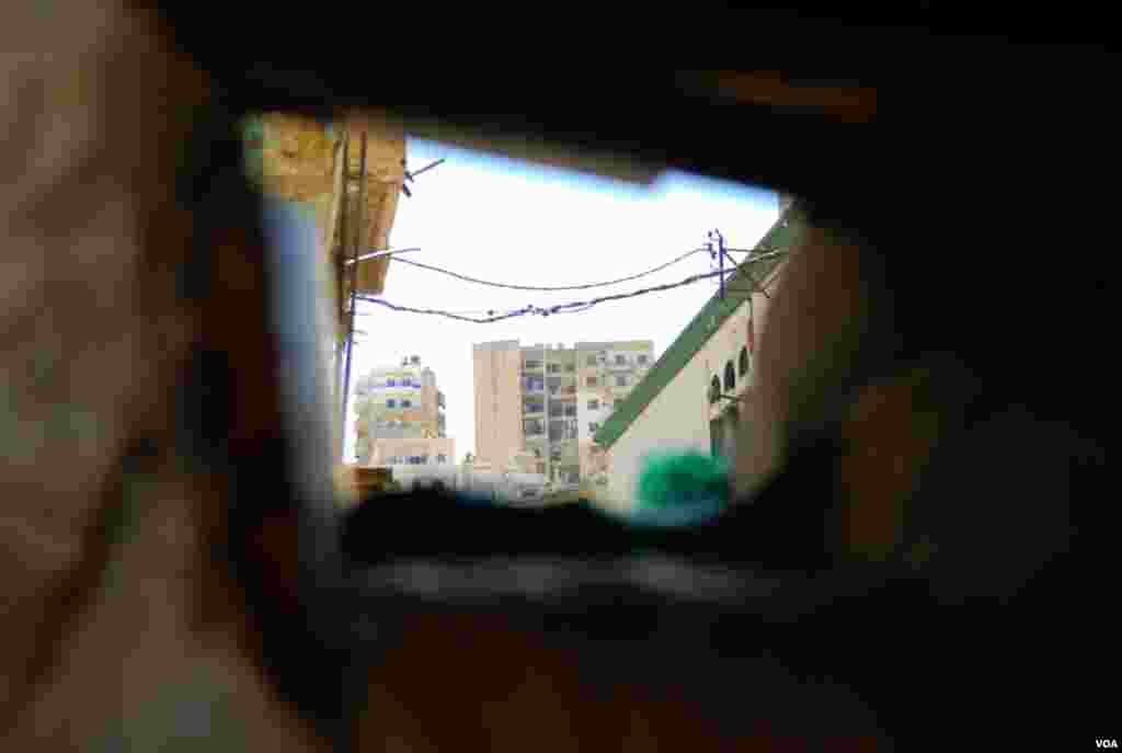 A view of the rival Jebel Mohsen neighborhood from a fighting position in Bab Tabbaneh, Tripoli, Lebanon, August 23, 2012. (VOA/Jeff Neumann)