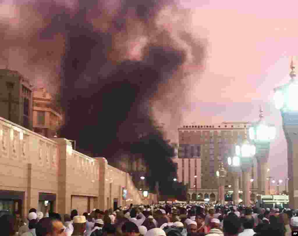 خودکش دھماکے کے فوراً بعد &rsquo;العربیہ نیٹ ورک&lsquo; ٹیلی ویژن پر دکھائی گئی ویڈیو میں دھماکے کے مقام سے دھواں اُٹھتے ہوئے دیکھا جا سکتا ہے۔