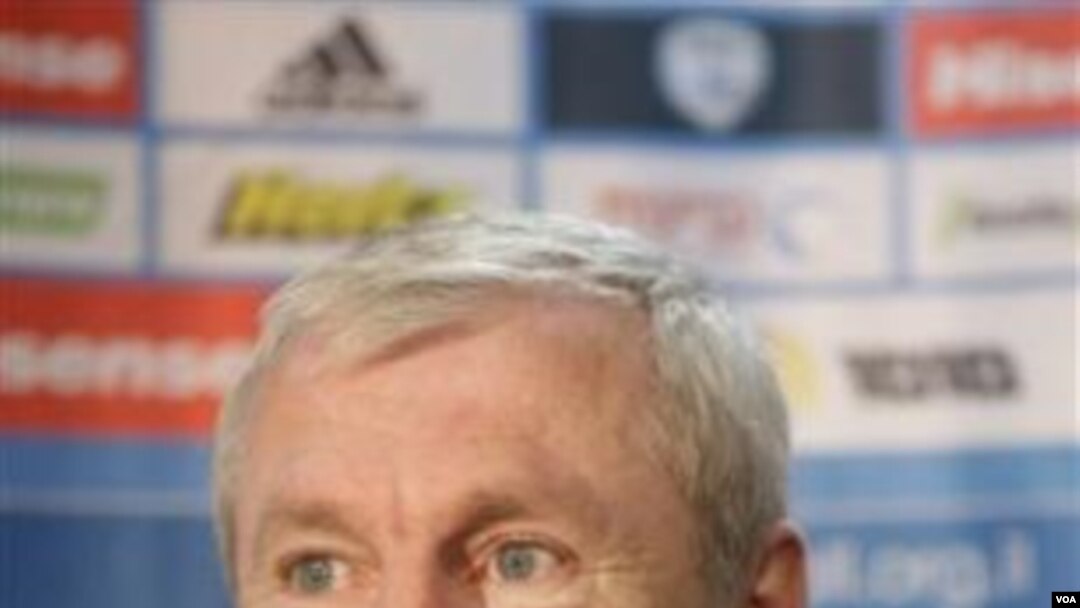 Mantan pelatih Paris Saint-Germain Luis Fernandez ditunjuk sebagai pelatih timnas Israel, Maret 2010. FIFA mencabut sanksi atasnya setelah urusan utang dengan klub Qatar Al-Rayyan selesai.