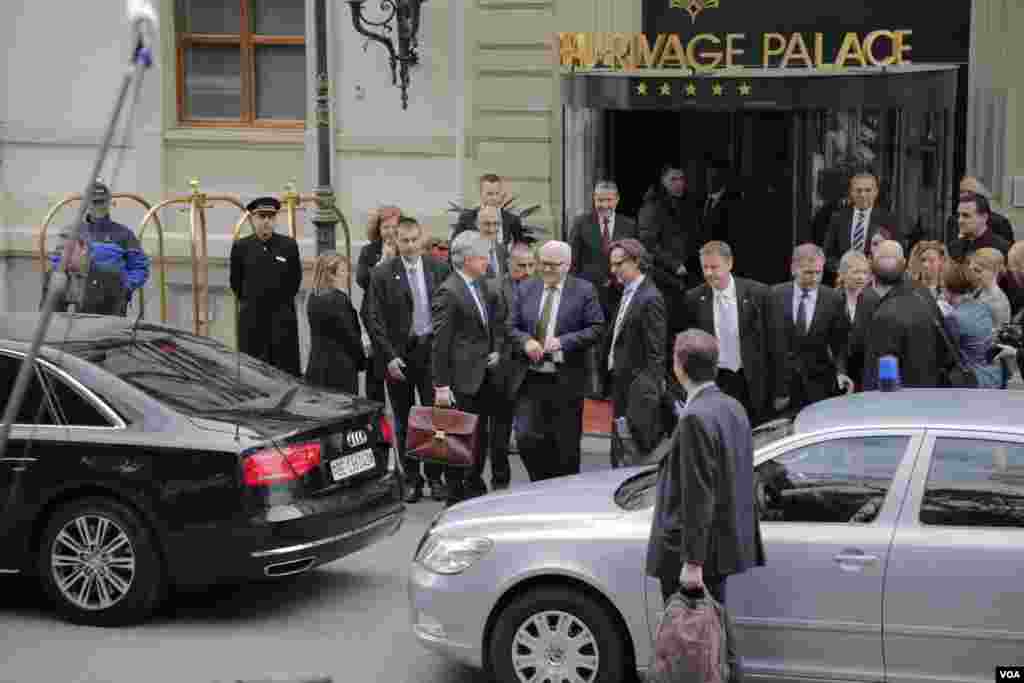 فرانک والتر اشتاینمایر وزیر امور خارجه آلمان در مقابل هتل بوریواژ لوزان محل برگزاری مذاکرات اتمی ۱+۵ با ایران