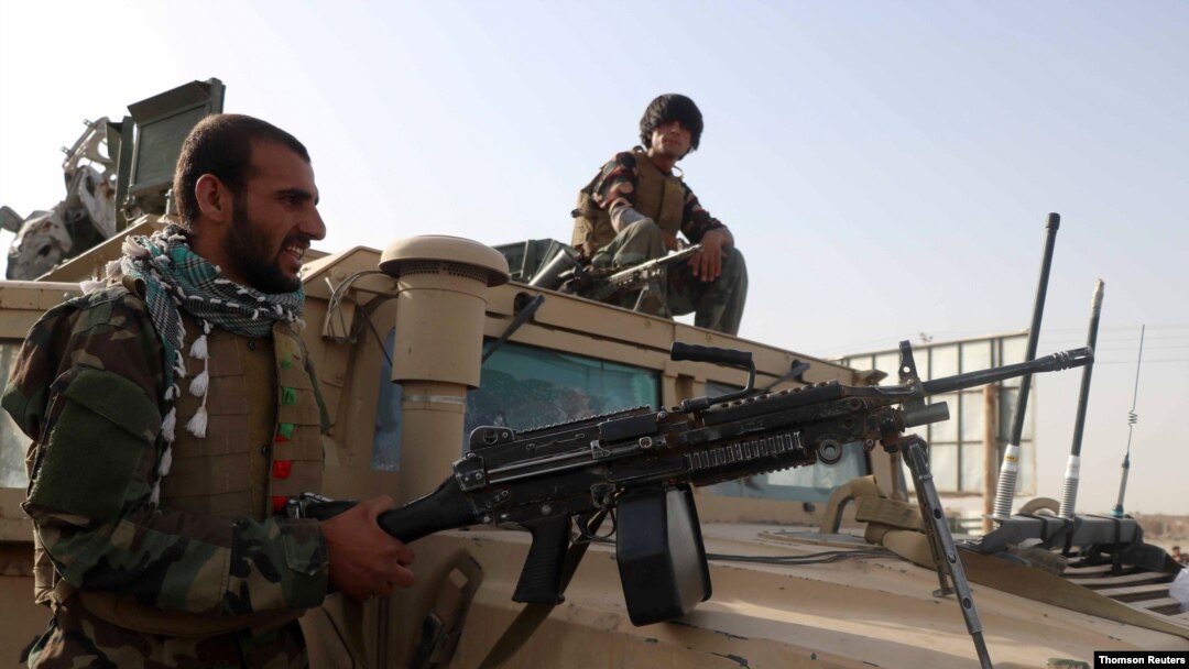 Soldados del Ejército Nacional Afgano vigilan el puesto de control en el distrito de Guzara de la provincia de Herat, el viernes 9 de julio de 2021.