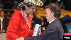 El presidente Juan Manuel santos entregó un trofeo y un sombrero vueltiao a Rafael Nadal, ganador del partido de exhibición en El Campín.