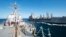 Arhiva - Američki razarač naoružan navođenim raketama, USS Balkelej, učestvuje u pretakanju nafte na moru sa tankerom USNS Džon Letal, u Omanskom zalivu.