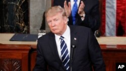 Tres millones de personas tuitearon el martes por la noche sobre el primer discurso de Donald Trump al Congreso estadounidense.