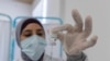 팔레스타인 웨스트뱅크의 한 백신 접종센터 직원이 옥스포드-아스트라제네카 백신 접종 준비를 하고 있다. 