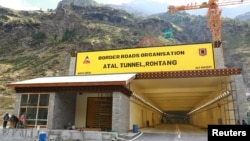 រូបឯកសារ៖ ការដ្ឋាន​សាងសង់​ផ្លូវ​ក្រោមដី Atal របស់​ឥណ្ឌា​នៅ​​ក្នុង​រដ្ឋ Himachal Pradesh ថ្ងៃទី២២ ខែកញ្ញា ឆ្នាំ២០២០។ 