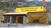 بھارت کی شمالی ریاست ہماچل پردیش میں لہہ منالی ہائی وے پر اٹل ٹنل کے داخلی راستے پر مزدور کام کر رہے ہیں۔(رائٹرز)