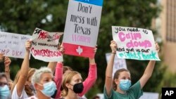 Sejumlah perempuan turut serta dalam protes terkait aborsi Texas State Capitol di Austin, Texas, 2 Oktober 2021. (Foto: AP)