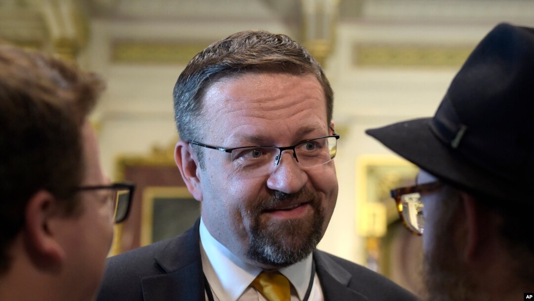 Dù Sebastian Gorka khẳng định ông từ chức, nhiều phương tiện truyền thông dẫn lời các nguồn tin chính ẩn danh trong chính quyền cho biết ông ta bị sa thải.