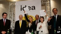 Lilian Tintori y Mitzi Capriles de Ledezma alzan la declaración firmada por ex presidentes.