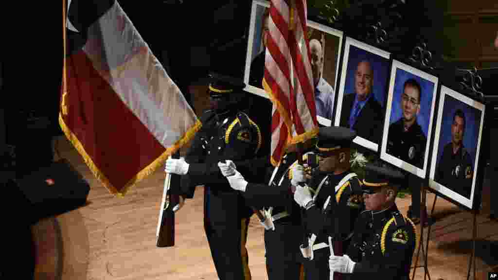 Shugaba Barack Obama Ya Karrama &#39;Yan Sanda Biyar a Dallas.