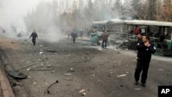 Según las autoridades turcas, el autobús era un vehículo de transporte urbano civil que fue atacado cuando efectuaba una parada cerca del campus universitario de Erciyes, en una avenida en la que se halla también un complejo de cuarteles militares.