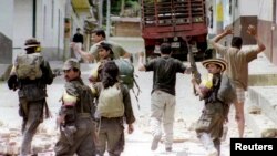 Foto de archivo de combatientes de las FARC. Grupos disidentes de esa organización han quedado dispersos disputando territorios para el control de las drogas, aseguran fuentes oficiales.