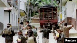 Anggota gerilyawan FARC menyandera tiga polisi yang ditangkap dalam serangan pemberontak Marxis di kota Dolores, 17 November 1999. (REUTERS / File Photo) Misi Perdamaian PBB di Kolombia mencatat adanya 36 pembunuhan massal pada 2019, 29 pada 2018 dan 11 pada 2017.