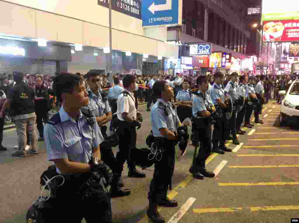 上千港人连续第四晚在旺角聚集争真普选(美国之音海彦拍摄)