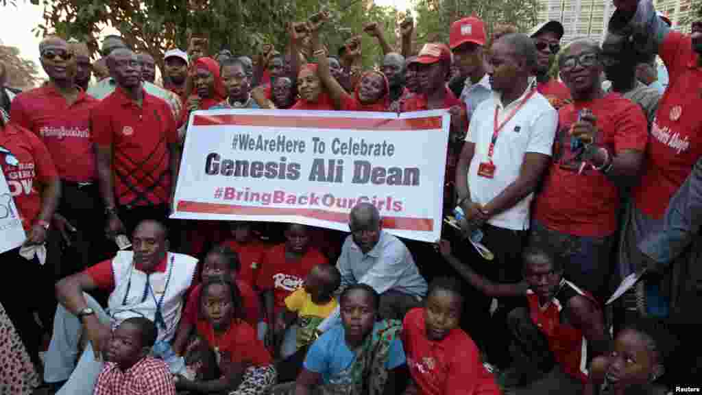 Membobin kymafe na #BringBackOurGirls su na yin hoto da Fasta da aka buga lokacin wata ganawa da kafofin yada labarai a Abuja.