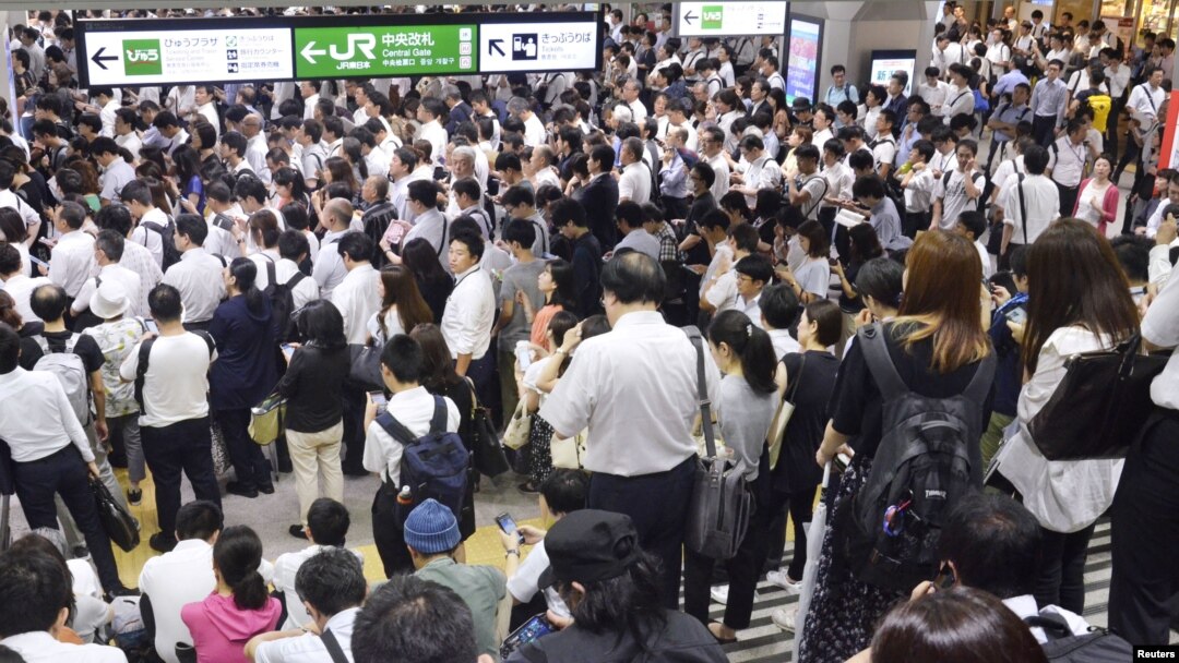 Kerumunan penumpang di stasiun Urawa, di Saitama, utara Tokyo, yang menunggu layanan kereta kembali normal setelah dihentikan sementara akibat Badai Faxai, di Tokyo, 9 September 2019. (Foto: Reuters)