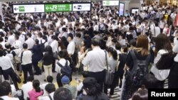 Kerumunan penumpang di stasiun Urawa, di Saitama, utara Tokyo, yang menunggu layanan kereta kembali normal setelah dihentikan sementara akibat Badai Faxai, di Tokyo, 9 September 2019. (Foto: Reuters)