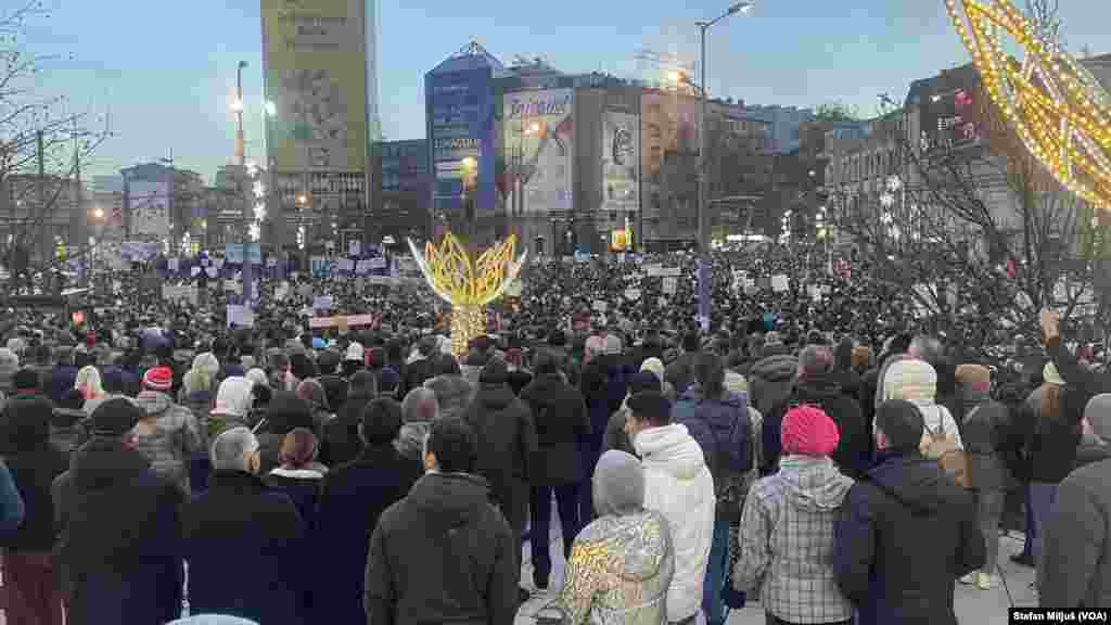 Na beogradskom Trgu Slavija u nedelju 22. decembra održan je veliki antivladin protest studenata i građana koji traže odgovornost za pad nadstrešnice železničke stanice u Novom Sadu 1. novembra i pogibije petnaestoro ljudi (Foto: VOA/Stefan Miljuš)