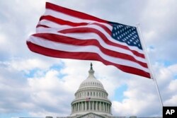 Bendera AS berkibar di Capitol di Washington, Senin, 6 Februari 2023. (Foto AP/Mariam Zuhaib)