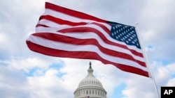 Bendera AS berkibar di Capitol di Washington, Senin, 6 Februari 2023. (Foto: AP)