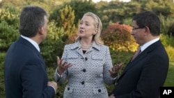 Turkish President Abdullah Gul , left, speaks with US Secretary of State Hillary Clinton and Turkish Foreign Minister Ahmet Davutoglu in Istanbul.