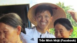 Nhà hoạt động Trần Minh Nhật (giữa).