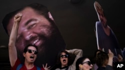 Para demonstran mengacungkan foto-foto para sandera Israel yang ditahan di Jalur Gaza dalam demo yang menuntut pembebasan sandera dari penahanan Hamas, di Tel Aviv, Israel, Kamis, 6 Maret 2025. (Foto: Oded Balilty/AP Photo)