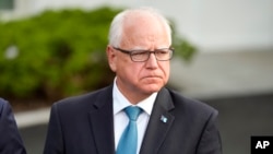 El gobernador de Minnesota, Tim Walz, escucha a Maryland hablar con los periodistas después de reunirse con el presidente Joe Biden, el miércoles 3 de julio de 2024, en la Casa Blanca en Washington.