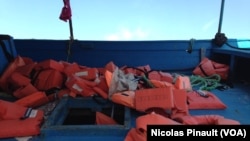 Un mémorial a été créé à Pozzallo afin de rendre hommage aux disparus dans la mer méditerranée, en Sicile, Italie, le 7 octobre 2015. (VOA/Nicolas Pinault)