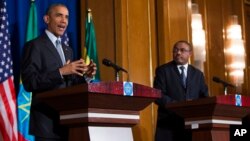 Presiden AS Barack Obama (kiri) dan PM Ethiopia Hailemariam Desalegn memberikan konferensi pers bersama di Addis Ababa, Senin (27/7).