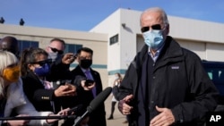 El presidente electo Joe Biden habla con la prensa antes de abordar un avión en el aeropuerto de New Castle, en Delaware, el martes 15 de diciembre de 2020.