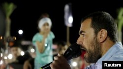 Nasser Zefzafi, leader de la contestation populaire dans la région du Rif, dans le nord du Maroc, harangue la foule à Al-Hoceima, Maroc, 18 mai 2017.