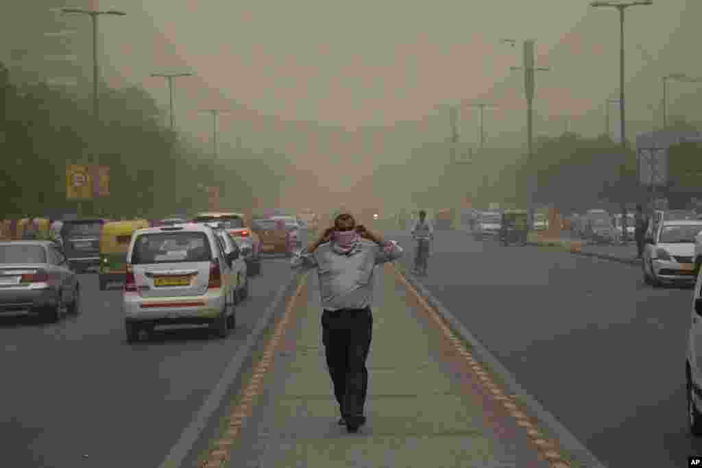 La tempête de sable&nbsp;enveloppe la ville de New Delhi, en Inde, le&nbsp;2 mai 2018.