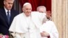 El Papa Francisco hace un gesto desde un balcón en la Plaza de San Pedro, el domingo de Pascua, en el Vaticano el 31 de marzo de 2024.