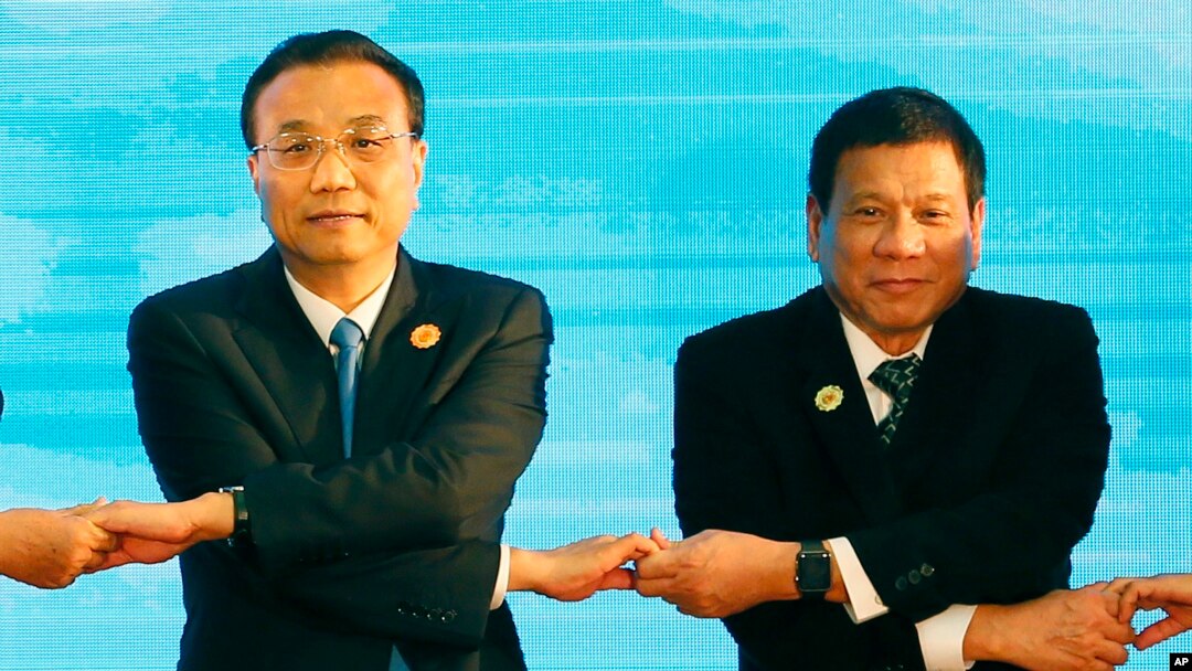Thủ tướng Trung Quốc Lý Khắc Cường (trái) và Tổng thống Philippines Rodrigo Duterte tại hội nghị ASEAN+3 ở Vientiane, Lào, 7/9/2016.