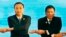 老挝万象举行的东盟会议上，中国总理李克强(左)和菲律宾总统杜特尔特(右)手拉手(资料照片)。