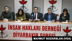 İnsan Hakları Derneği Diyarbakır Şube Başkanı Raci Bilici, derneğin diğer yöneticileriyle daha önceki bir basın toplantısında görülüyor. 