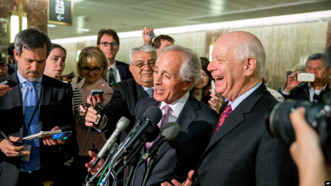 Senateri Bob Corker na senateri Ben Cardin, baha ikiganiro Abamenyeshamakuru i Washington.