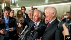 Senateri Bob Corker na senateri Ben Cardin, baha ikiganiro Abamenyeshamakuru i Washington.