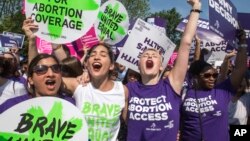 Para perempuan pendukung hak-hak aborsi merayakan keputusan Mahkamah Agung AS, di Washington, Senin (27/6).