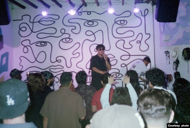 KADOLEAF atau Alif Purnama saat manggung di Amerik Serikat (dok: KADOLEAF)