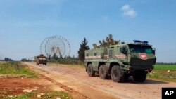 지난달 15일 시리아 이들리브주에서 러시아와 터키 병력이 M4 도로를 순찰하고 있다.