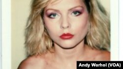 Una Polaroid de la cantante Debbie Harry, líder de Blondie, tomada por Andy Warhol en 1980. Foto: ©Andy Warhol, San Francisco Art Institute.